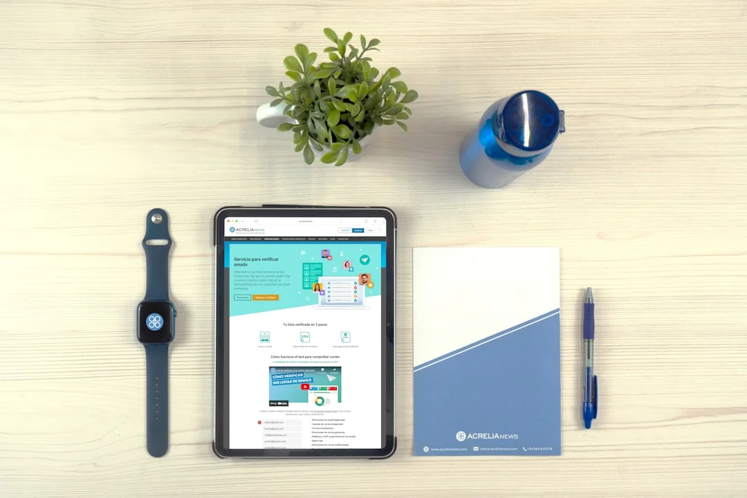 Un espace de travail moderne montrant des mains qui analysent des données marketing sur un ordinateur portable et des documents papier.
